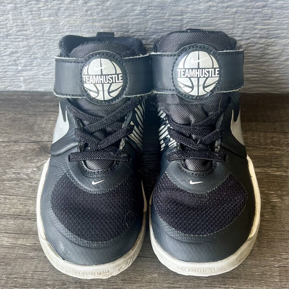 Nike TEAM HUSTLE Size 12.5C Boys Black/Metallic Silver AQ4225-001 sneakers